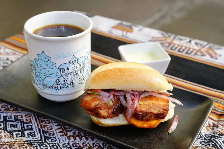 Pan con Chicharrón + Kaffee